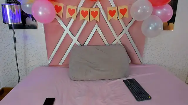 Snapshot of scarletross_ chatting on February 2026 03:00:01 PM scarletross online show from February 2026 03:00:01 PM