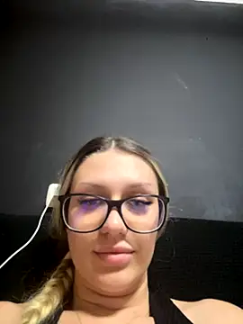 Snapshot of DivineDesireDuo chatting on November 2025 10:58:02 PM DivineDesireDuo online show from November 2025 10:58:02 PM