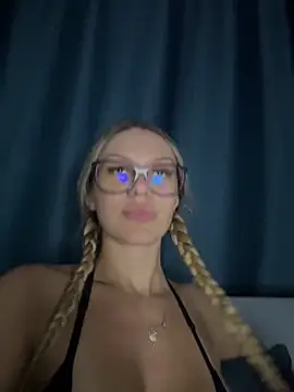 Snapshot of DivineDesireDuo chatting on October 2025 09:58:01 PM DivineDesireDuo online show from October 2025 09:58:01 PM