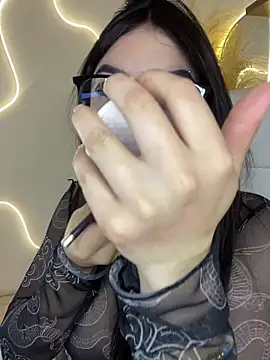 Zoe Serrat online show from December 2025 12:39:01 PM