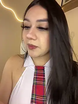 Zoe Serrat online show from December 2025 01:39:01 PM