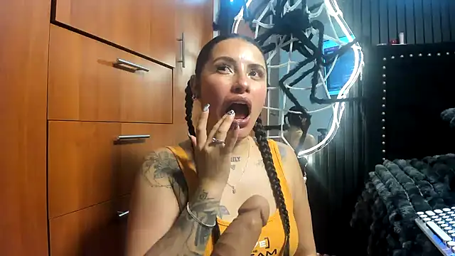 scarletr red online show from October 2025 01:17:01 AM