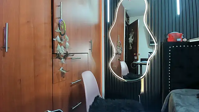 scarletr red online show from December 2025 11:10:01 PM