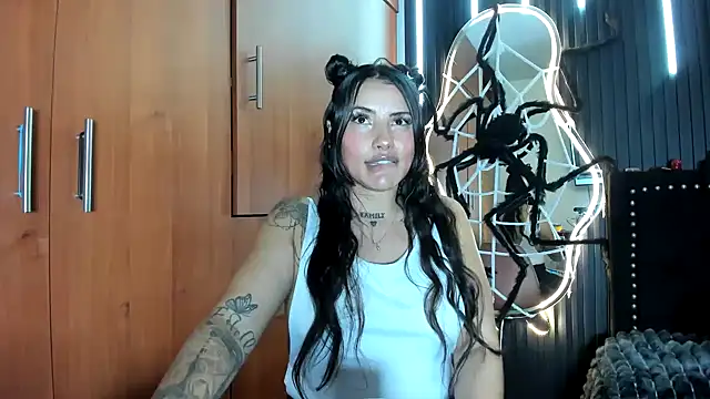 scarletr red online show from October 2025 10:28:02 PM