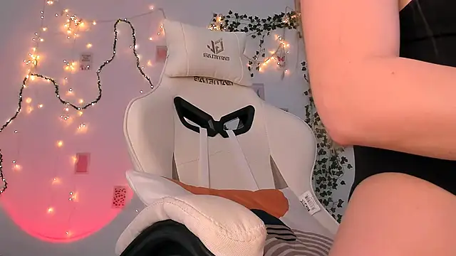 Snapshot of chic_sparkle chatting on November 2025 06:13:01 AM chic sparkle online show from November 2025 06:13:01 AM