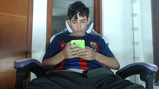 Snapshot of x_killuaa_x chatting on October 2025 04:13:02 AM x killuaa x online show from October 2025 04:13:02 AM