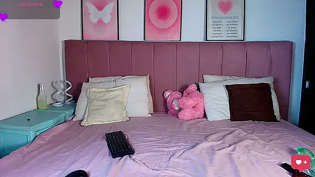 Naiaa Cruz online show from March 2026 07:28:01 PM