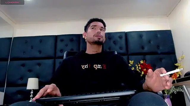 Snapshot of StivBigCock chatting on October 2025 02:37:01 AM StivBigCock online show from October 2025 02:37:01 AM
