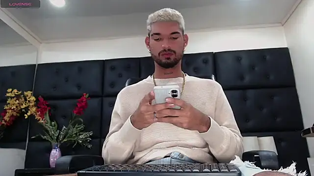 Snapshot of StivBigCock chatting on October 2025 02:12:01 AM StivBigCock online show from October 2025 02:12:01 AM