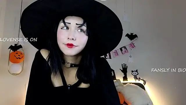 Snapshot of BritniBers chatting on October 2025 02:25:02 PM BritniBers online show from October 2025 02:25:02 PM