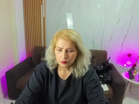 Juanitarubia online show from November 2025 07:02:02 PM