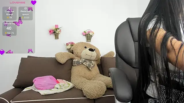 Snapshot of Zahra_milks chatting on October 2025 01:43:02 PM Zahra milks online show from October 2025 01:43:02 PM
