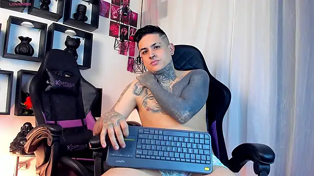 Sarahandzack online show from November 2025 06:01:01 PM