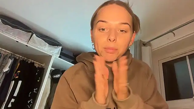 Snapshot of KayleeBella chatting on November 2025 05:12:02 PM KayleeBella online show from November 2025 05:12:02 PM