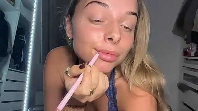 Snapshot of KayleeBella chatting on October 2025 08:30:01 PM KayleeBella online show from October 2025 08:30:01 PM