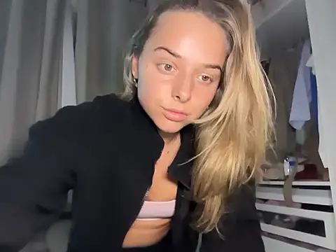 Snapshot of KayleeBella chatting on October 2025 08:08:02 PM KayleeBella online show from October 2025 08:08:02 PM