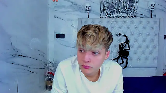 Ari and Storm online show from November 2025 06:24:02 PM