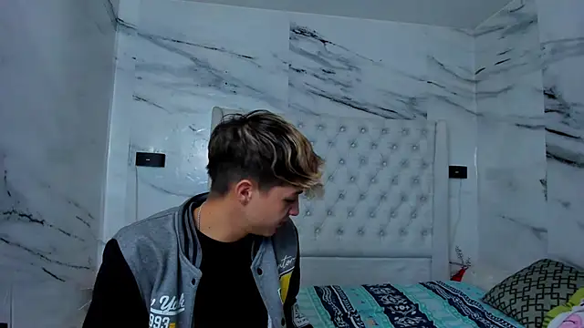 Ari and Storm online show from November 2025 01:27:02 PM