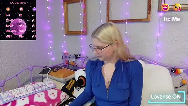 Snapshot of samanthamalichite chatting on November 2025 02:33:01 PM samanthamalichite online show from November 2025 02:33:01 PM