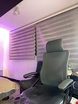 Snapshot of SkyThompson chatting on November 2025 05:17:02 AM SkyThompson online show from November 2025 05:17:02 AM