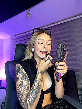 Snapshot of SkyThompson chatting on November 2025 05:00:01 AM SkyThompson online show from November 2025 05:00:01 AM