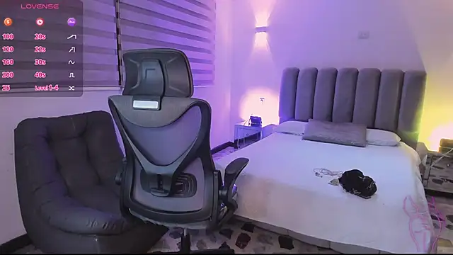 Snapshot of SkyThompson chatting on October 2025 04:34:01 AM SkyThompson online show from October 2025 04:34:01 AM