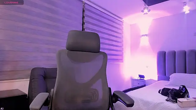 Snapshot of SkyThompson chatting on October 2025 04:38:01 AM SkyThompson online show from October 2025 04:38:01 AM