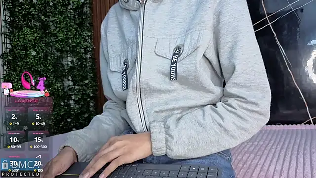 Snapshot of Kiara_Zahiri__ chatting on October 2025 11:01:01 AM Kiara Zahiri online show from October 2025 11:01:01 AM