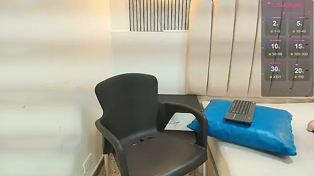 Snapshot of agatha_fit chatting on December 2025 01:05:02 PM agatha fit online show from December 2025 01:05:02 PM