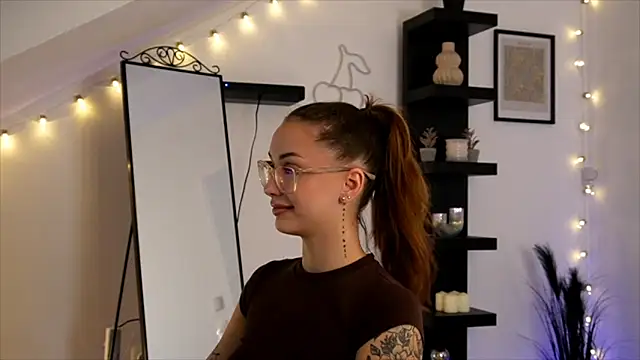 Naomii20   online show from October 2025 07:04:02 PM