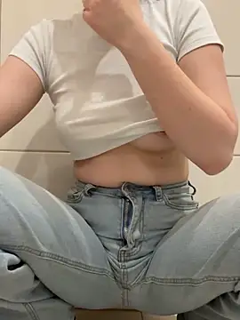 Cumonmme online show from November 2025 08:01:01 PM