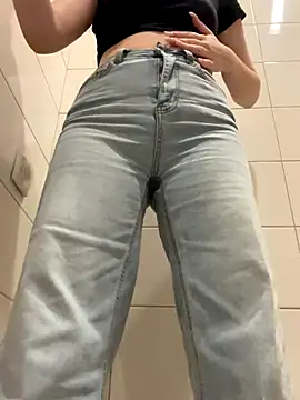 Cumonmme online show from November 2025 07:51:01 PM