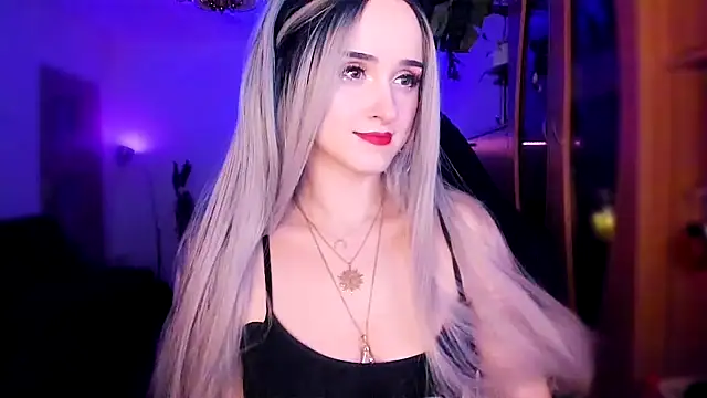 Snapshot of MistressJolie chatting on January 2025 06:02:01 AM MistressJolie online show from January 2025 06:02:01 AM