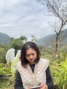 Lonnina online show from November 2025 05:28:02 AM