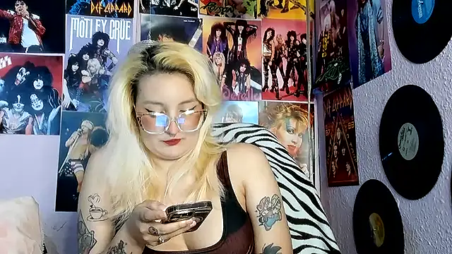 Snapshot of Avril_Maria chatting on July 2026 10:32:02 PM Avril Maria online show from July 2026 10:32:02 PM