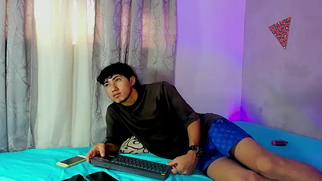 Snapshot of Laura_and_Kevin chatting on November 2025 01:43:01 PM Laura and Kevin online show from November 2025 01:43:01 PM