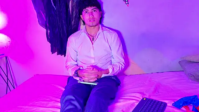 Snapshot of Laura_and_Kevin chatting on October 2025 01:30:01 PM Laura and Kevin online show from October 2025 01:30:01 PM