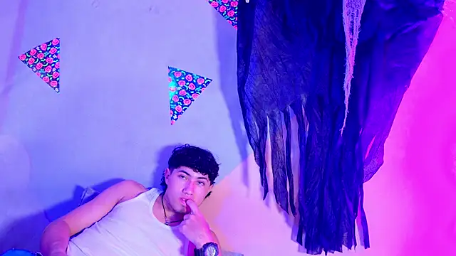 Snapshot of Laura_and_Kevin chatting on October 2025 01:45:01 PM Laura and Kevin online show from October 2025 01:45:01 PM