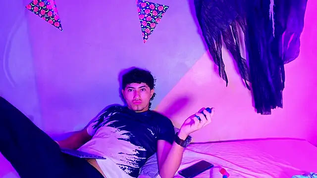 Snapshot of Laura_and_Kevin chatting on October 2025 01:43:02 PM Laura and Kevin online show from October 2025 01:43:02 PM