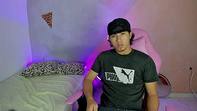 Snapshot of Laura_and_Kevin chatting on November 2025 03:12:02 PM Laura and Kevin online show from November 2025 03:12:02 PM