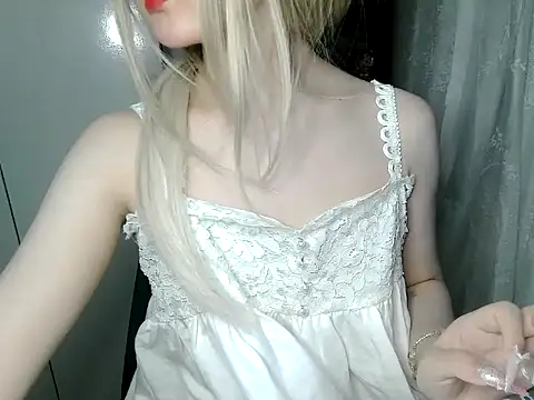 Snapshot of Annabelle-e chatting on April 2026 07:40:01 PM Annabelle-e online show from April 2026 07:40:01 PM