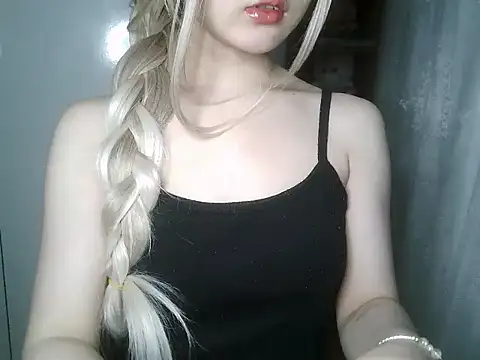 Snapshot of Annabelle-e chatting on May 2026 08:14:01 PM Annabelle-e online show from May 2026 08:14:01 PM