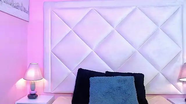 Miaa Smithh   online show from November 2025 01:37:02 PM