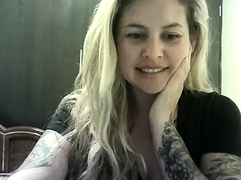 Snapshot of Valery__Rouse_ chatting on November 2025 10:10:01 PM Valery Rouse online show from November 2025 10:10:01 PM