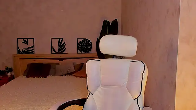 Lynn Martin online show from April 2026 05:19:01 PM