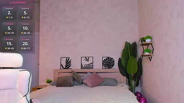 Lynn Martin online show from April 2026 12:17:01 AM