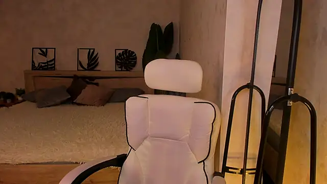 Lynn Martin online show from April 2026 06:10:02 PM