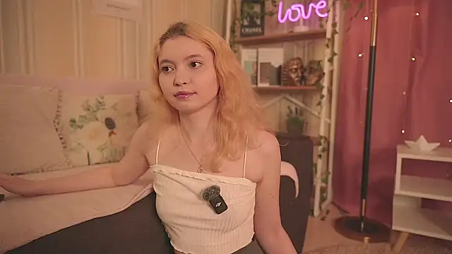 Snapshot of Ruminelle chatting on May 2026 12:00:01 PM Ruminelle online show from May 2026 12:00:01 PM