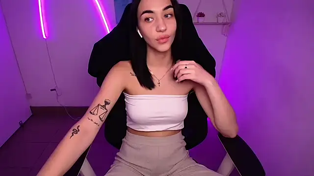 Snapshot of Bella_Night4 chatting on November 2025 12:10:02 PM Bella Night4 online show from November 2025 12:10:02 PM