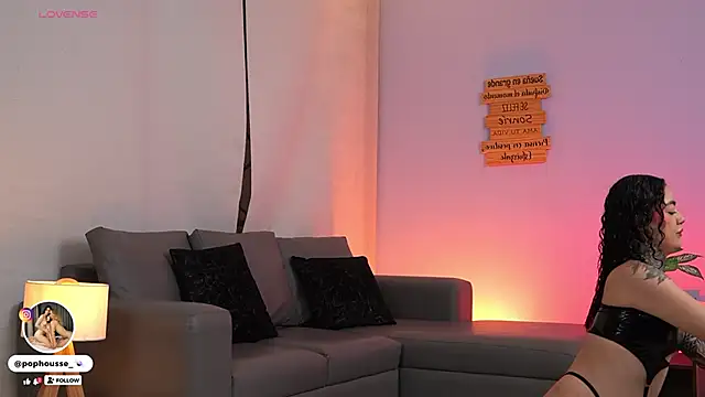 Snapshot of PopHouse_ chatting on November 2025 11:09:01 AM PopHouse online show from November 2025 11:09:01 AM